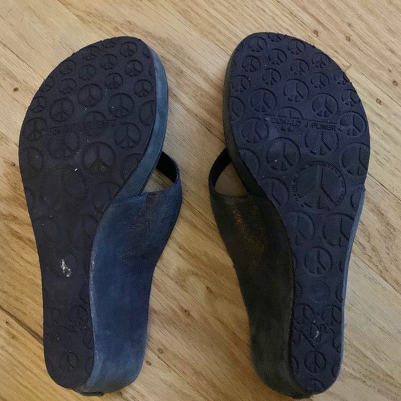 donald pliner wedge sandals - Picture 3 of 5